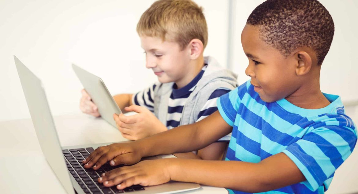 2 kids one laptop and ipad