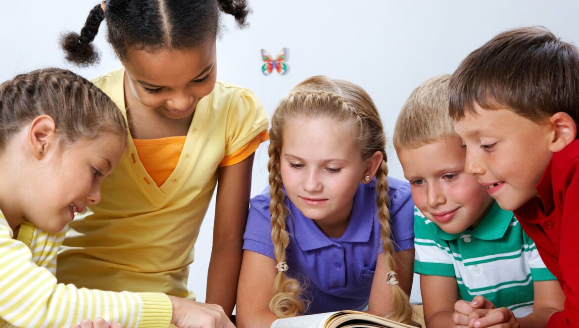 four kids reading